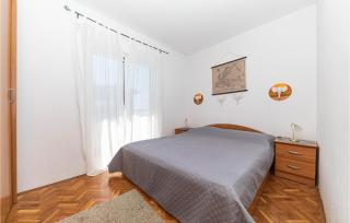 4 Bedroom Cozy Apartment In Okrug Donji - Okrug Donji - 1