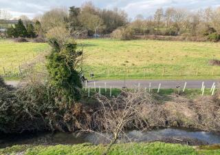 Contemporary, Cosy & Homely 2 Bed Apartment with High-Speed WIFI, Terrace & Free Parking overlooking Stourbridge Common Park & Coldham's Brook - 5