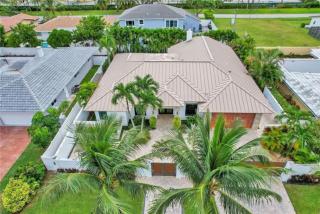 Lynoras Luxe Estate 3 bedroom 3 bath with Modern Design and Heated Pool - 4