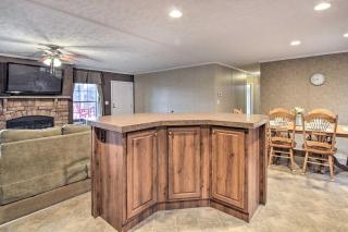 Family Lake Retreat with Screened Deck! - Moneta - 1