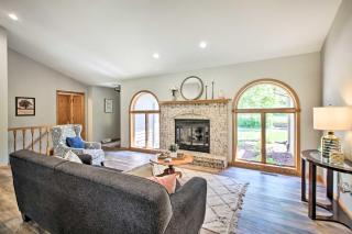 Family Home with Deck, Yard, Dock on Rock River - 5