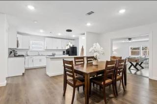 Large Home with Pool, Game Room - Irving - 2
