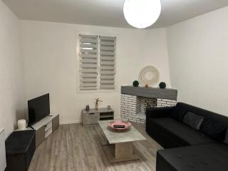 Jolie Villa indépendante climatisée 3 chambres tout confort 6 couchages, piscine chauffée 4 X 8 disponible selon météo de Mai à fin Septembre, Jacuzzi 4 places, boulodrome éclairé, ping-pong, wifi, proche commerces Animaux domestiques sur demande - Bretenoux - 8