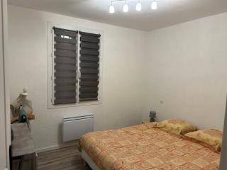 Jolie Villa indépendante climatisée 3 chambres tout confort 6 couchages, piscine chauffée 4 X 8 et jacuzzi disponibles de Mai à fin Septembre, boulodrome éclairé, ping-pong, wifi, proche commerces Animaux domestiques sur demande - 2