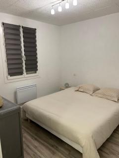 Jolie Villa indépendante climatisée 3 chambres tout confort 6 couchages, piscine chauffée 4 X 8 et jacuzzi disponibles de Mai à fin Septembre, boulodrome éclairé, ping-pong, wifi, proche commerces Animaux domestiques sur demande - 3