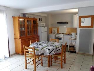 Appartement F2 avec balcon, 200m des cures, proche commerces, tout équipé, charges en sus - FR-1-703-76 - 0