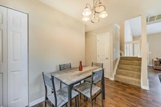 Chic Charlotte Townhome with Community Pool - Charlotte - 1