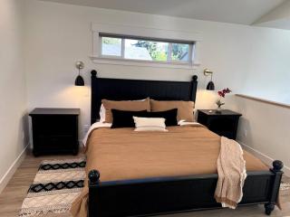 Brand New Custom Built Cottage in Downtown w/Pool! - Salem - 4