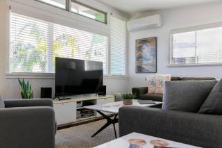 BEACHED @ YAMBA (water views, dog friendly, air con) - 8