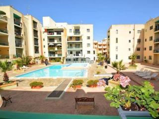 Top floor apt with common pool close to all amenities - St Paul's Bay - 9