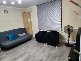 Entire 2 Bedroom Home/Flat In London, Central Line - 1
