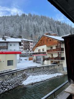 TOP LOCATION - Klosters center - 130m distance to ski lift Parsenn Gotschnabahn and railway station Klosters Platz - direct connection to Davos - 9