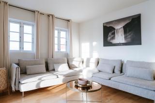 Ocean Views and Gorgeous Design in a Light-Filled 3 BDRM/1.5 Bath Village Home - 4