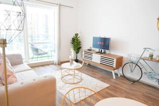 spacious luxury condo with astonishing lake view! - Dubai - 8