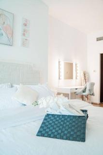 spacious luxury condo with astonishing lake view! - Dubai - 3