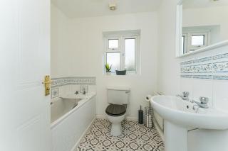 AMAZING CONTRACTOR HOUSE 3 bedroom warm modern house free secure off road parking, wifi & sky sleep upto 8 guest s - Aintree - 4