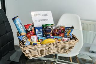 warm modern 3 bedroom house free secure off road parking, wifi & sky sleep upto 6 guest 2 bathrooms - 6