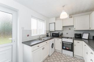 AMAZING CONTRACTOR HOUSE 3 bedroom warm modern house free secure off road parking, wifi & sky sleep upto 8 guest s - Aintree - 1