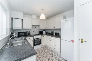 AMAZING CONTRACTOR HOUSE 3 bedroom warm modern house free secure off road parking, wifi & sky sleep upto 8 guest s - Aintree - 2