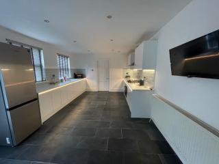 Modern Luxury 3 bed house - 8