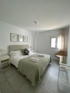 Stylish Seaside 3 Bed Apartment with Terrace + Sea View - Benalmádena - 4