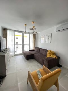 Stylish Seaside 3 Bed Apartment with Terrace + Sea View - Benalmádena - 1