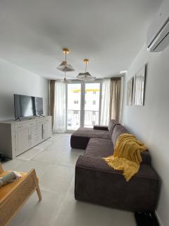 Stylish Seaside 3 Bed Apartment with Terrace + Sea View - 7