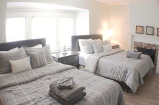 Steps Away From Hospital - 2 Queen Bed - City View - 8