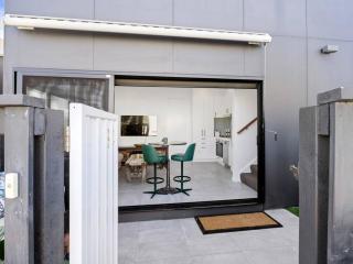 1 Bedroom Modern Townhouse in Casuarina - 8