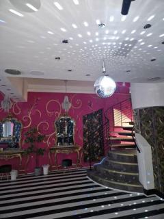 Luxury Mirror Party Pad with 4 Bedrooms! - Liverpool - 4