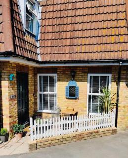 May Cottage - Heart of Vibrant Village & 10 mins Walk to Beach - Milford on Sea - 4