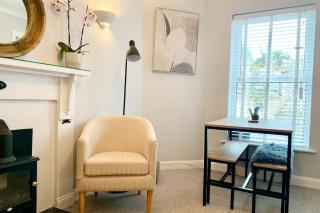 May Cottage - Heart of Vibrant Village & 10 mins Walk to Beach - Milford on Sea - 2