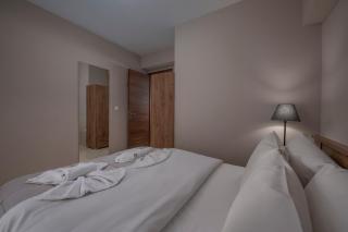 Antigonidon Square 4 - 6