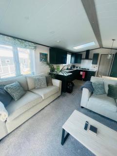 The Poplars Lodge with Hot Tub - York - 2