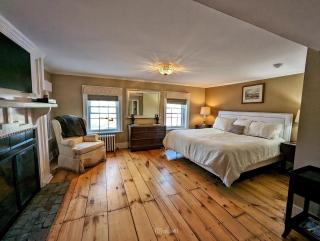 Cromwell Manor Inn - 7