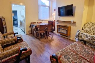 Tallis House, Sleeps 5, near City Centre, Free Parking, Long or Short Stays - by NMB Property - Manchester - 5