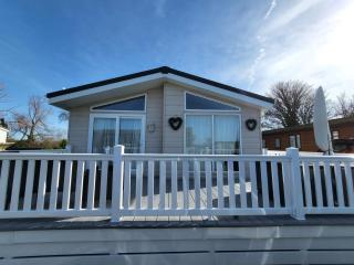 Idyllic Lakeview Lodge - Chichester - 0