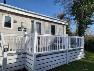 Idyllic Lakeview Lodge - Chichester - 9