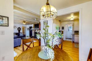 Vintage Village Walk Cottage - Lake Arrowhead - 1