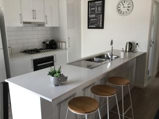 Discover Warilla - Bright and Airy Townhouse near the Beach and Lake - Lake Illawarra - 3