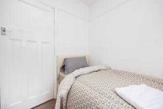 HeadsonBed- Croydon 4Bedrooms with Parking for the Larger groups - 1