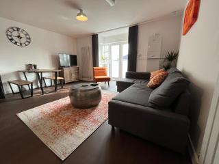 Stylish 2 Bed Riverside Flat, Single or Kingsize beds, Free Parking - 0