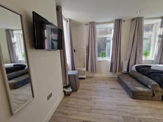 Flat 1, Modern studio apartment, Tynte Hotel, Mountain Ash - Quakers Yard - 7