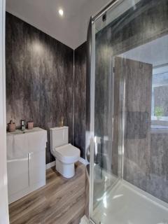 Flat 1, Modern studio apartment, Tynte Hotel, Mountain Ash - 4