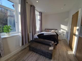Flat 1, Modern studio apartment, Tynte Hotel, Mountain Ash - Quakers Yard - 1