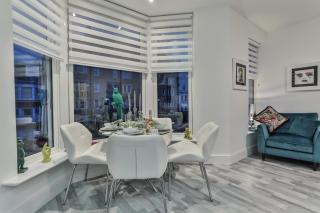 The Monroe - 2nd Floor - Luxury for up to 4 guests near Open Air Theatre and North Bay - 3