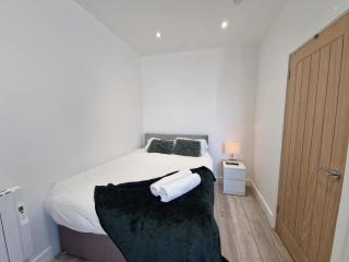 Flat 2, Modern Studio apartment, Tynte Hotel, Mountain Ash - Quakers Yard - 3