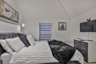 The Hepburn - Top Floor - Luxury for up to 6 guests near Open Air Theatre and North Bay - 2