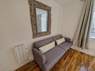 Flat 5. Modern studio apartment, Tynte Hotel, Mountain Ash - Quakers Yard - 7
