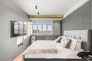 Two Bedroom Flat in Kensington - 2